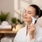 Aparat masaj gat si fata anti-aging HY38 de la TrustTech, lifting & tonifiere, 4 moduri, 3 trepte intensitate, incalzire 40–45°C, lumina LED rosu/albastru/mov, baterie 500mAh, incarcare USB, ABS incarcator inclus